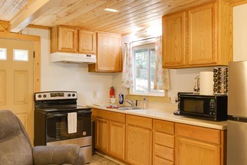 Η κουζίνα ή μικρή κουζίνα στο Hike, Ski and Sip Arnold Cabin 4 Mi to State Park!