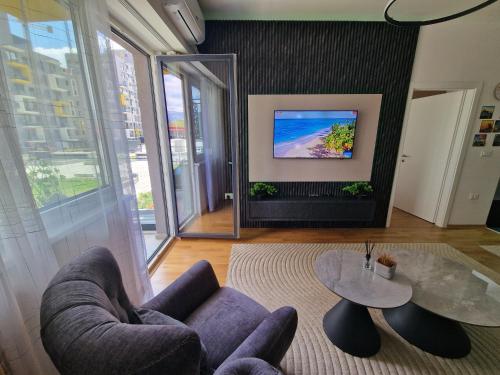 Srna Lux in East gate with Selfs check in & free parking