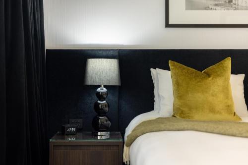 En eller flere senge i et værelse på Regent of Rotorua Boutique Hotel
