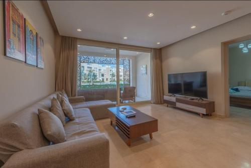 Mangroovy- 1br GF Waterfront Glitzy direct pool