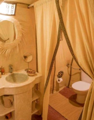Ένα μπάνιο στο Luxury Desert Camps