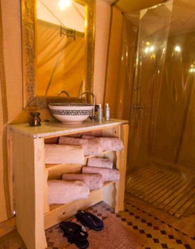 Ένα μπάνιο στο Luxury Desert Camps