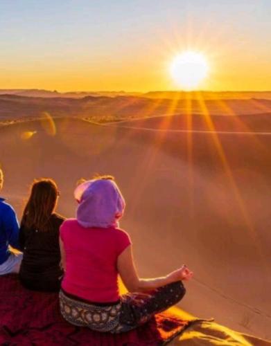 Επισκέπτες που μένουν στο Luxury Desert Camps