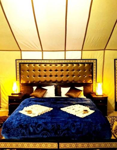 Ένα ή περισσότερα κρεβάτια σε δωμάτιο στο Luxury Desert Camps