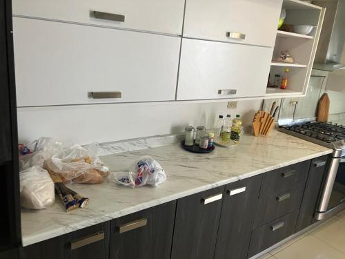 San AntonioにあるCasa de Huéspedes Encanto Raramuriのバッグが置かれたカウンタートップのあるキッチン