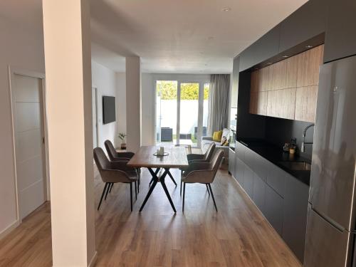 a kitchen and dining room with a table and chairs at Urban Loft in Los Llanos de Aridane