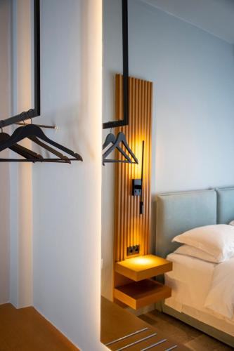 una camera da letto con un letto e un tavolo con una lampada di Afaia houses a Città di Egina