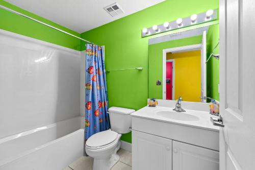 un bagno verde con un water e un lavandino di Celadon #2205 a Panama City Beach