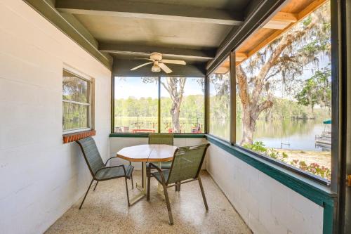 Kawasan patio atau luaran di Dock and Fire Pit Scenic Studio on Suwannee River!