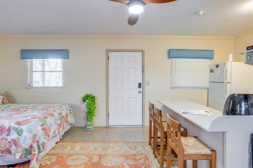 Dapur atau dapur kecil di Dock and Fire Pit Scenic Studio on Suwannee River!