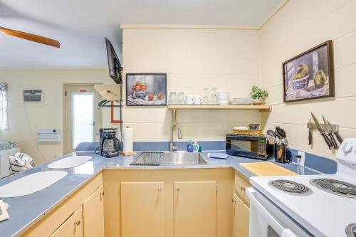 Dapur atau dapur kecil di Lanai and Fire Pit Riverfront Studio in Chiefland!