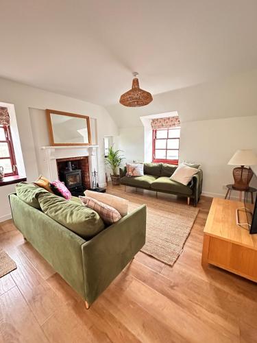 una sala de estar con un sofá y una mesa en Drymen View, en Drymen