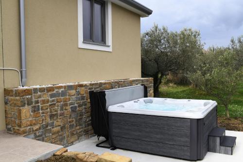 ein Whirlpool, der außerhalb eines Hauses steht in der Unterkunft Villa Caprisa mirno zavetje blizu Kopra - Villa Caprisa Peaceful Hideaway Near Koper in Koper