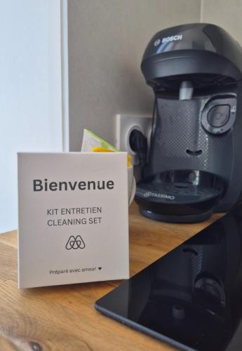 une cafetière assise à côté d'une boîte sur une table dans l'établissement Le Cocon des Amoureux, à Villeurbanne