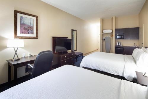 Ένα ή περισσότερα κρεβάτια σε δωμάτιο στο Holiday Inn Express Hotel & Suites Edson by IHG