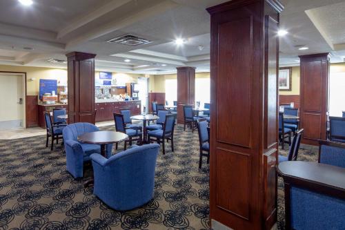 Εστιατόριο ή άλλο μέρος για φαγητό στο Holiday Inn Express Hotel & Suites Edson by IHG