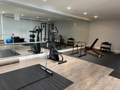 Γυμναστήριο ή/και όργανα γυμναστικής στο Luxury accomodation in West Vancouver