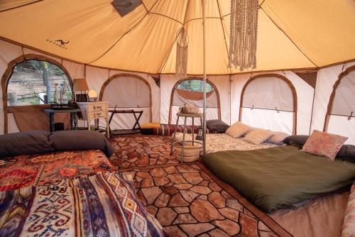 Zimmer mit 2 Betten in einem Zelt in der Unterkunft Lago Amor del Valle Glamping Grande in San Antonio de las Minas