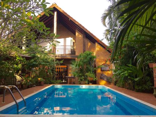 a swimming pool in front of a house at El Refugio in Foz do Iguaçu