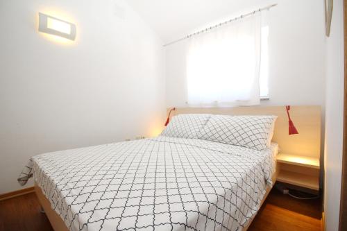 Apartments with parking space Baska, Krk - 24227
