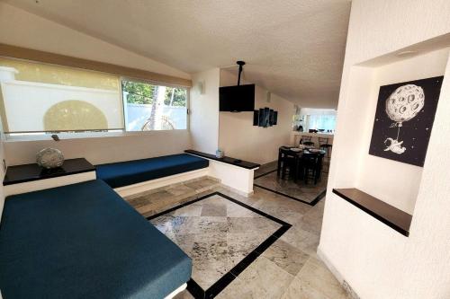TV a/nebo společenská místnost v ubytování Secretos del Sol Acapulco villas a 5 minutosdel mar