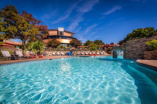 Piscina de la sau aproape de Lodge of Four Seasons Golf Resort, Marina & Spa