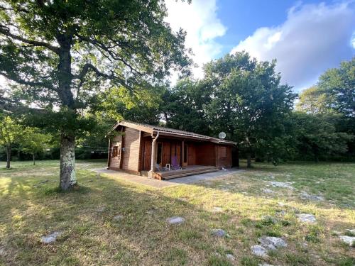 Κήπος έξω από το Chalet en bois sur grand parc arboré tout proche de l océan