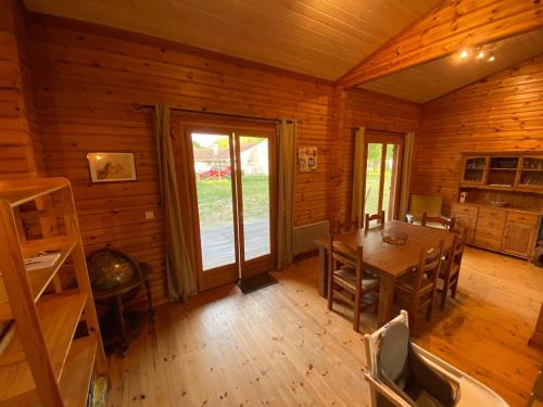 Χώρος καθιστικού στο Chalet en bois sur grand parc arboré tout proche de l océan