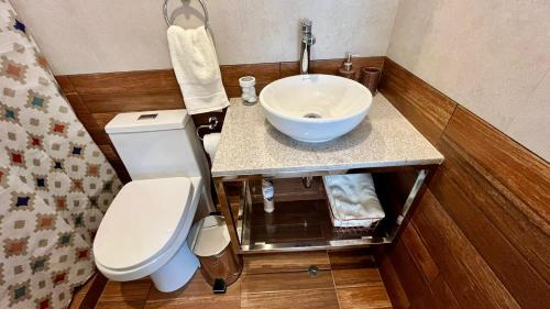 MONTERRICO POLO APARTS #21 - Dpto 2 Dorm Frente Embajada de USA的一间浴室