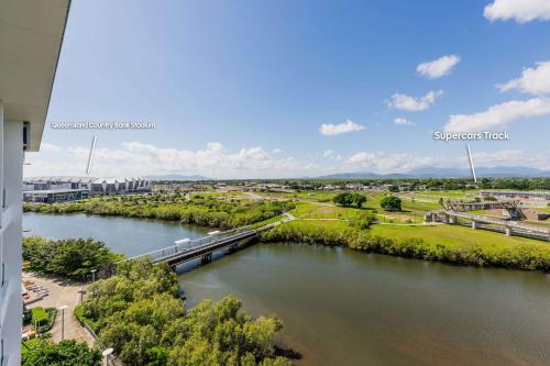 una vista aérea de un río con un puente en Home To Holiday at Holborn Apartments, en Townsville