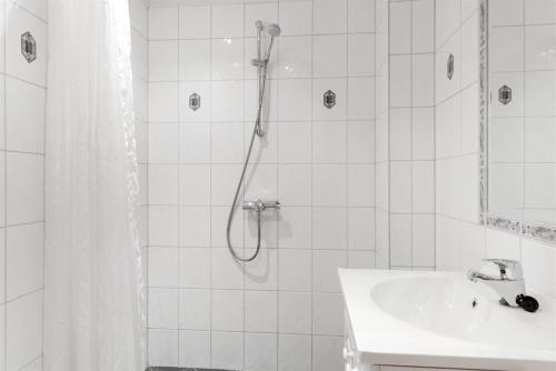 Ένα μπάνιο στο Cave in, 5 bedroom guesthouse - 275m2