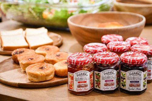 ホテルの敷地内または近くでの食事または食べ物