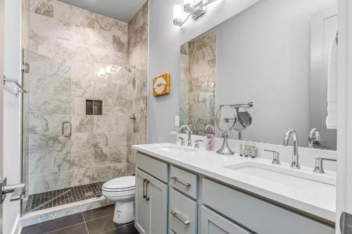 Ένα μπάνιο στο Nashville Nest - RoofTop Patio - Mins To Broadway