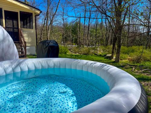 Bazén v ubytování Sage Grove Sanctuary 3BD Hot Tub Fire Pit nebo v jeho okolí