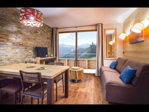 Photo de la galerie de l'établissement Apartment in France with Valley Views & Spa, à Tignes