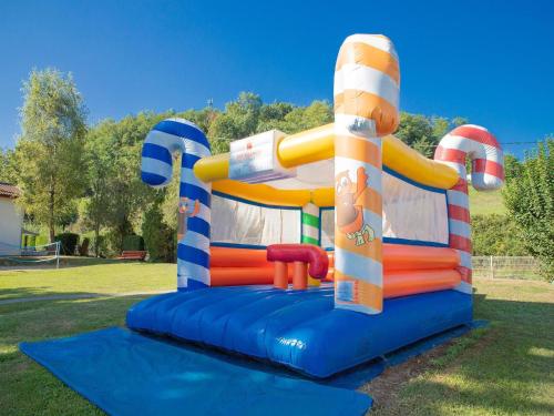 une maison gonflable dans un parc dans l'établissement Appartement 3 Pièces 5 Personnes 1 bébé, à Saint-Jean-Pied-de-Port