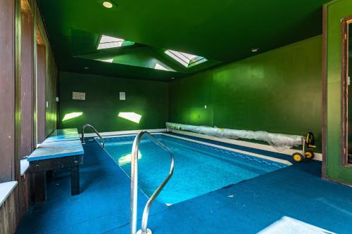 an indoor swimming pool with a pooliteratoriteratorhaarhaarhaarythonythonythonython at Heated Indoor Private Pool Stream Front Game Room in Cresco