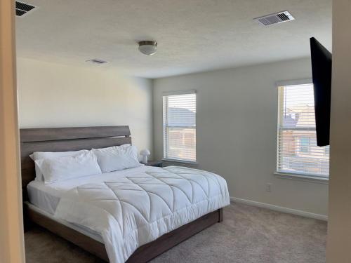 A bed or beds in a room at Spacious 3BR with Loft and Patio