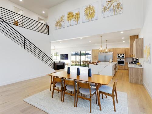 a dining room and kitchen with a table and chairs at LUXE - Nouveau - Sparkling Pool - Walk to Old Town in Scottsdale