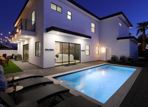 a large swimming pool in the backyard of a house at LUXE - Nouveau - Sparkling Pool - Walk to Old Town in Scottsdale