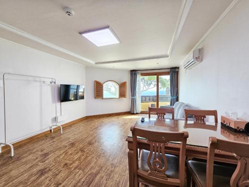 Μια τηλεόραση ή/και κέντρο ψυχαγωγίας στο Tteuribada Pension