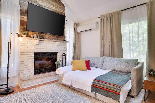 Μια τηλεόραση ή/και κέντρο ψυχαγωγίας στο Cozy 3 BR Game Area Fire Pit