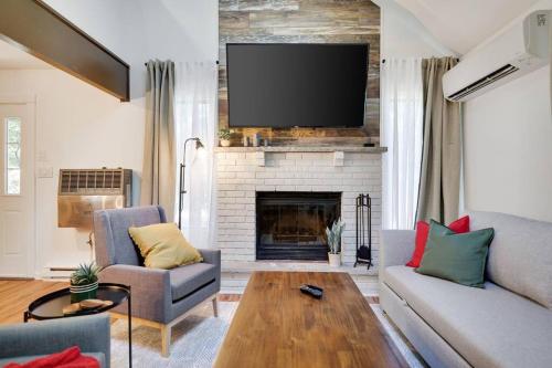 Χώρος καθιστικού στο Cozy 3 BR Game Area Fire Pit
