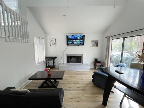 Televisyen dan/atau pusat hiburan di Spacious 2 bedroom house close to UNC