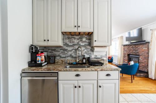Una cocina o zona de cocina en Cozy 3BD 2Minutes from Beach