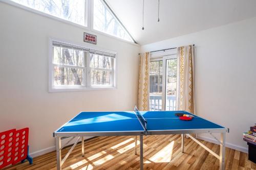 Instalaciones para jugar al ping pong en Cozy 3BD 2Minutes from Beach o alrededores