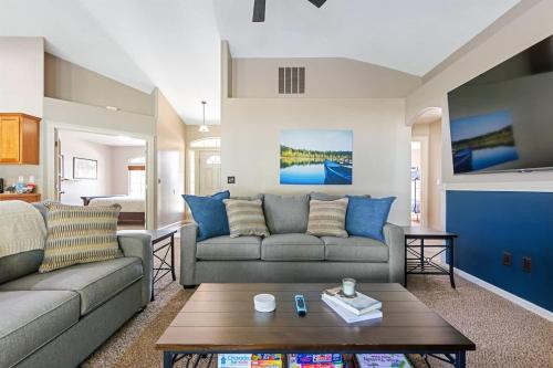 Χώρος καθιστικού στο Family home in desirable neighborhood with pool ac