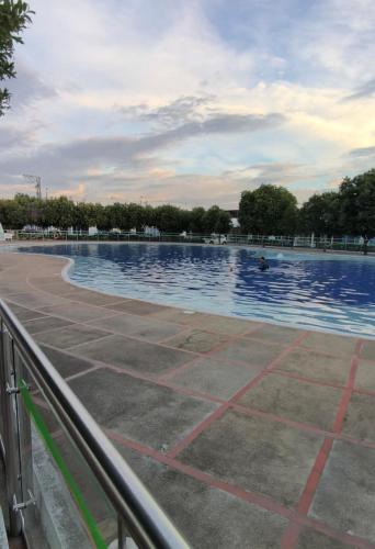 a swimming pool with a person swimming in it at Casa Vacacional Flandes San Francisco in Flandes