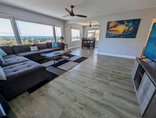 WaianaeにあるPanoramic Viewhouse Only 2-min Drive To Beach!のソファとテレビのあるリビングルーム