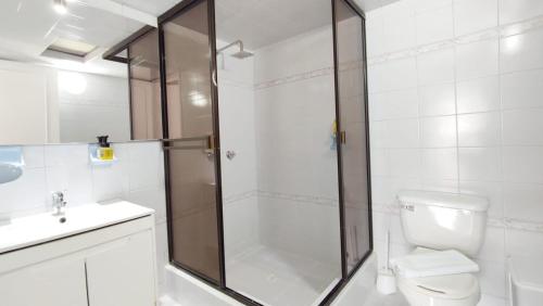 ein Badezimmer mit Dusche, Toilette und Waschbecken in der Unterkunft HABITACION 7 Acogedora baño y balcón privado in Bogotá